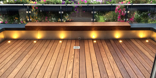 Dachterrasse in der Dämmerung – gebaut von Ploss Holzbau und Zaunbau Fürstenfeldbruck