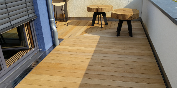 Dachterrasse mit Hockern  – gebaut von Ploss Holzbau und Zaunbau Fürstenfeldbruck