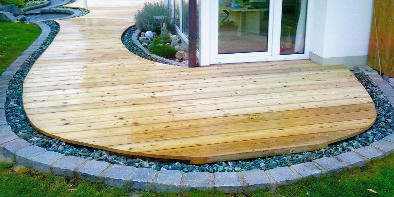 Gartenterrasse Rund mit Naturstein Umrandung – gebaut von Ploss Holzbau und Zaunbau Fürstenfeldbruck